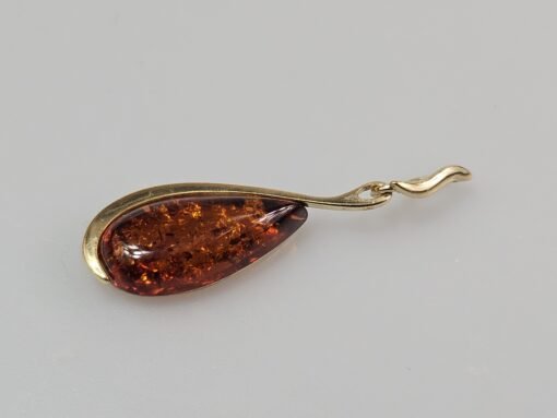 Tikro gintaro pakabukas.  Dailus ir mažas gintrao lašas. Sidabras 925, su prabomis.

Dovana - pasidabruota grandinėlė. Pakabuko ilgis apie 4 cm.

Metalas: auksuotas Sidabras

Praba: 925'

Svoris: 3,16 gr.

Akmuo: gintaras