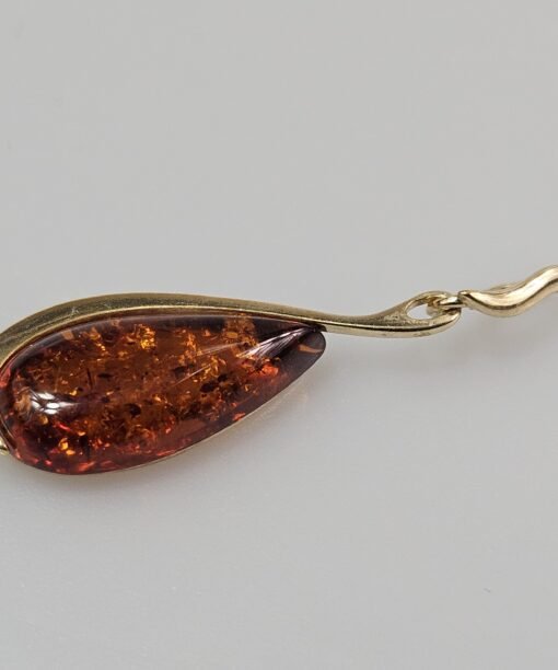 Tikro gintaro pakabukas.  Dailus ir mažas gintrao lašas. Sidabras 925, su prabomis.

Dovana - pasidabruota grandinėlė. Pakabuko ilgis apie 4 cm.

Metalas: auksuotas Sidabras

Praba: 925'

Svoris: 3,16 gr.

Akmuo: gintaras