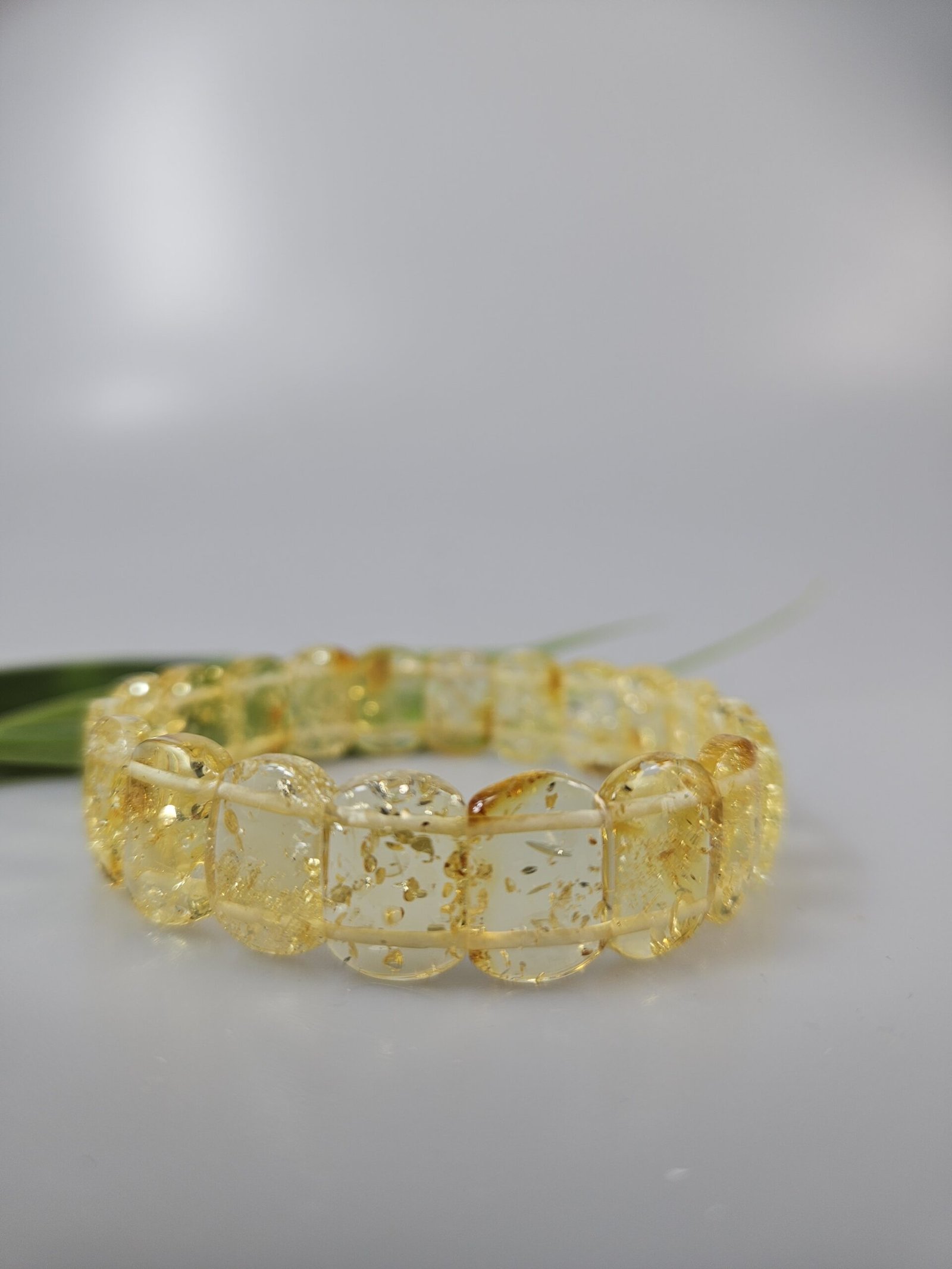 Gintarinė apyrankė geltono gintaro elegantiška