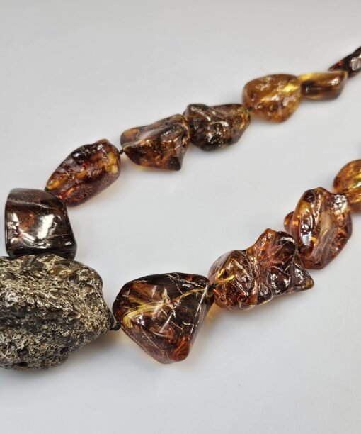 Margi gintariniai karoliai