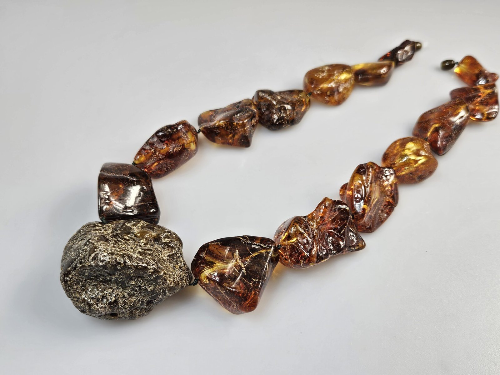 Margi gintariniai karoliai