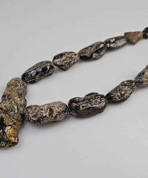 Gintariniai karoliai neapdirbti gydomasis gintaras. Ilgi. Ne šlifuoti. 50 cm svoris 91 gr. žalio gintaro gydomieji karoliai. Užsukami.