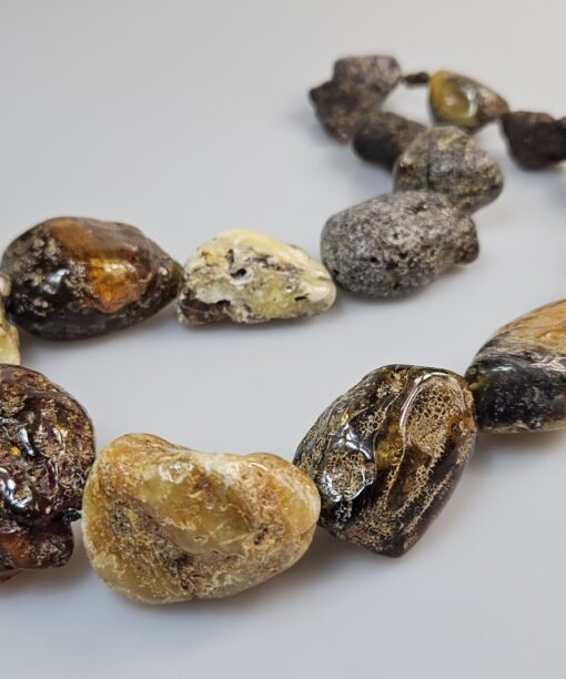 Ilgi žali gintariniai karoliai