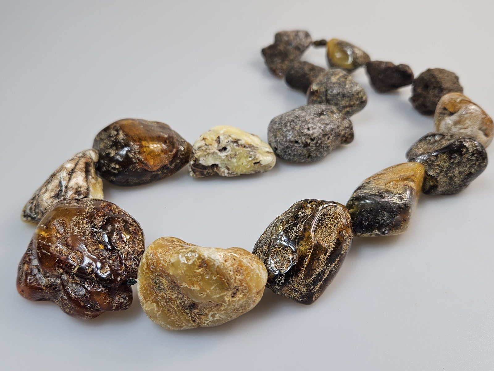 Ilgi žali gintariniai karoliai