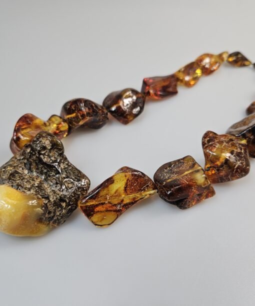 Masyvūs gintariniai karoliai margi įspūdingi