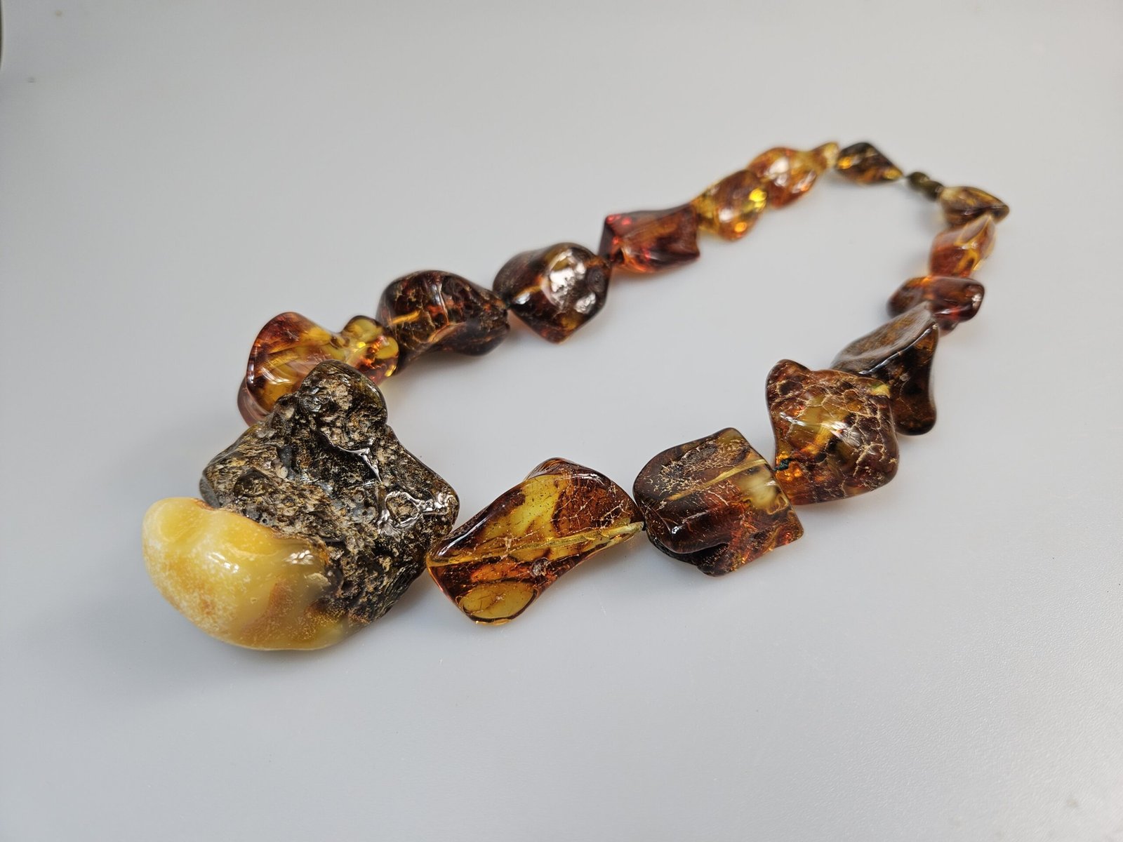 Masyvūs gintariniai karoliai margi įspūdingi