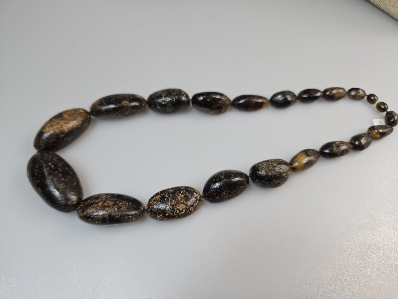 Žalio gintaro karoliai