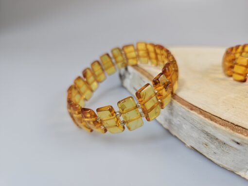 Geltono gintaro apyrankė. Elastinga apie 18 cm. Plona, kasdieninė.