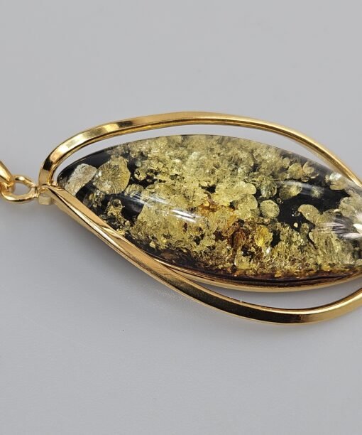 žalio gintaro paauksuotas pakabukas su auksu