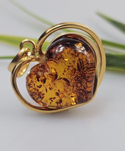 Gintaro pakabukas auksinė širdis. Ilgis 3,5x3cm. Svoris 9,84 g. Auksuotas sidabras 925.