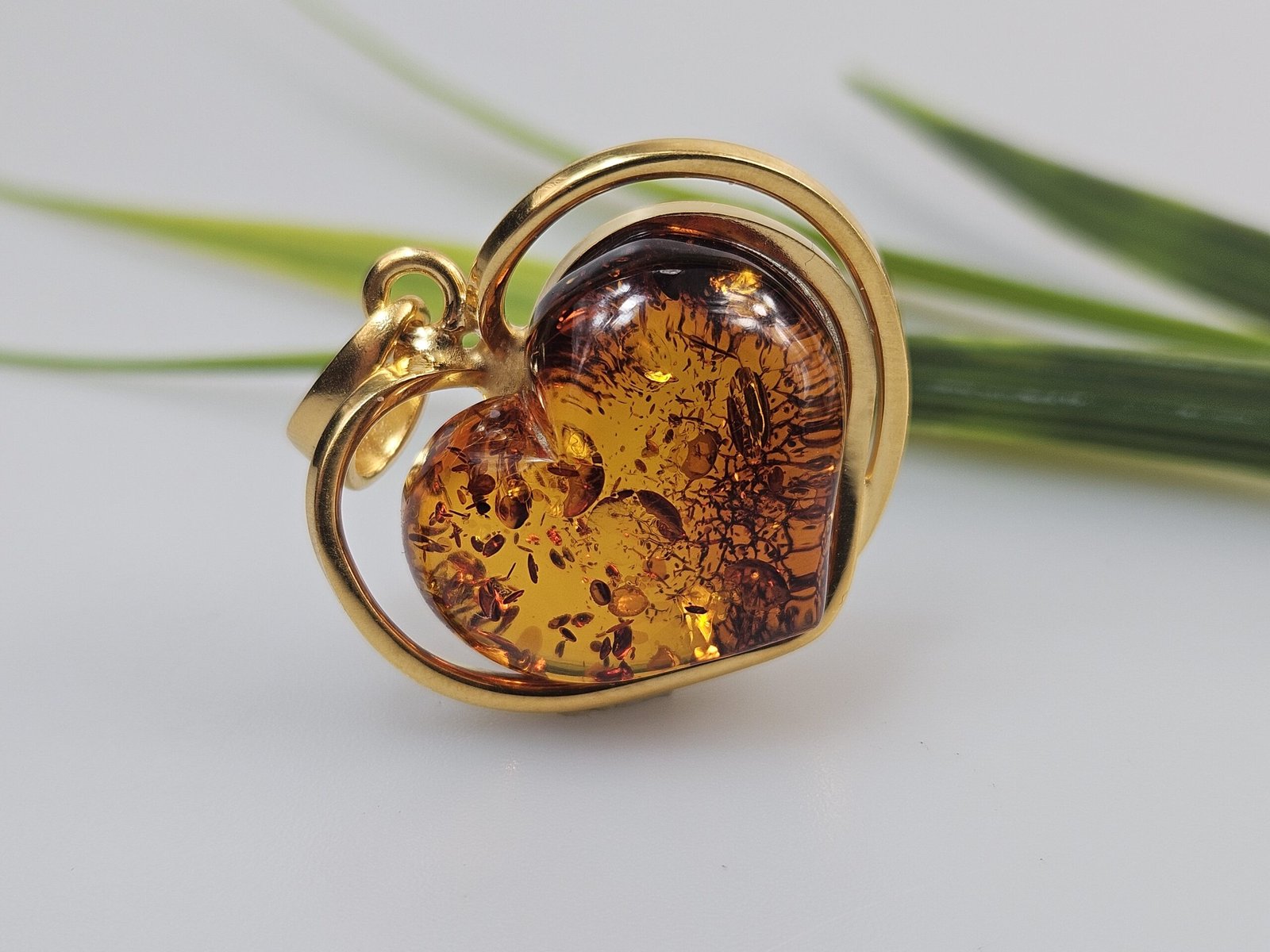 Gintaro pakabukas auksinė širdis. Ilgis 3,5x3cm. Svoris 9,84 g. Auksuotas sidabras 925.