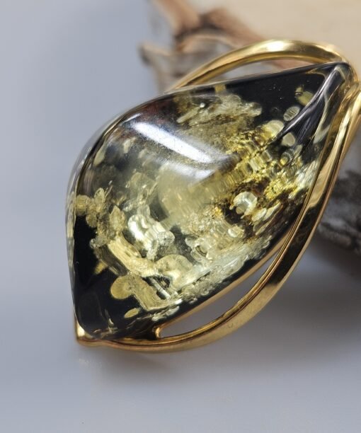 Žalio gintaro pakabukas su auksu