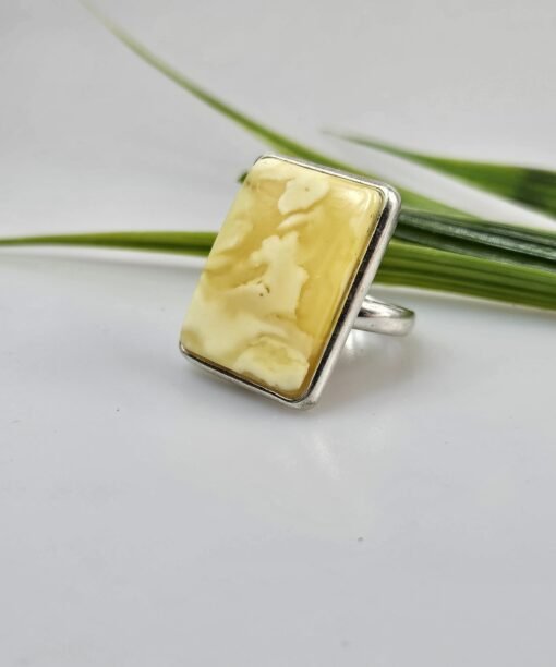 Neapdirbto gintaro sidabrinis žiedas