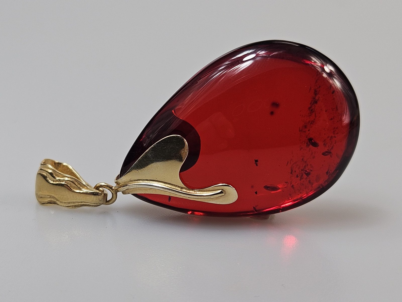 Raudono gintaro pakabukas