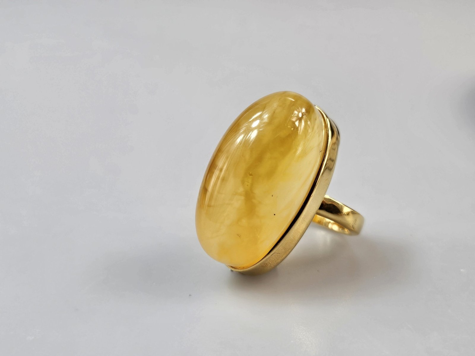 Balto gintaro žiedas su auksu Dovana jai