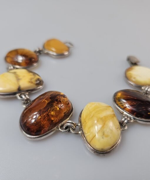 Sidabrinė apyranė su gintaru