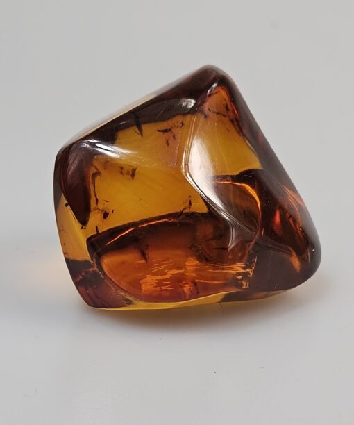 Gintaras su inkliūzu. Svoris 31,54 gr nedidelis, bet gražus akmuo. Bus puiki namų interjero detalė ar offico. Dydis 3,8 x 4,3 x 4 gr