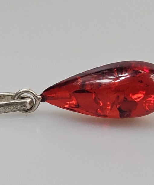 Mažas raudono gintaro pakabukas simbolinė dovana