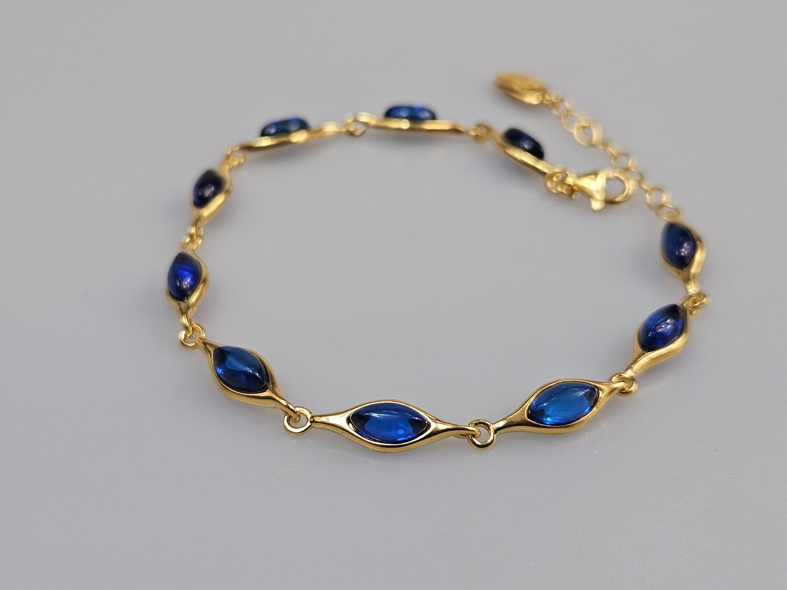 Mėlyno gintaro apyrankė, auksas ir gintaras