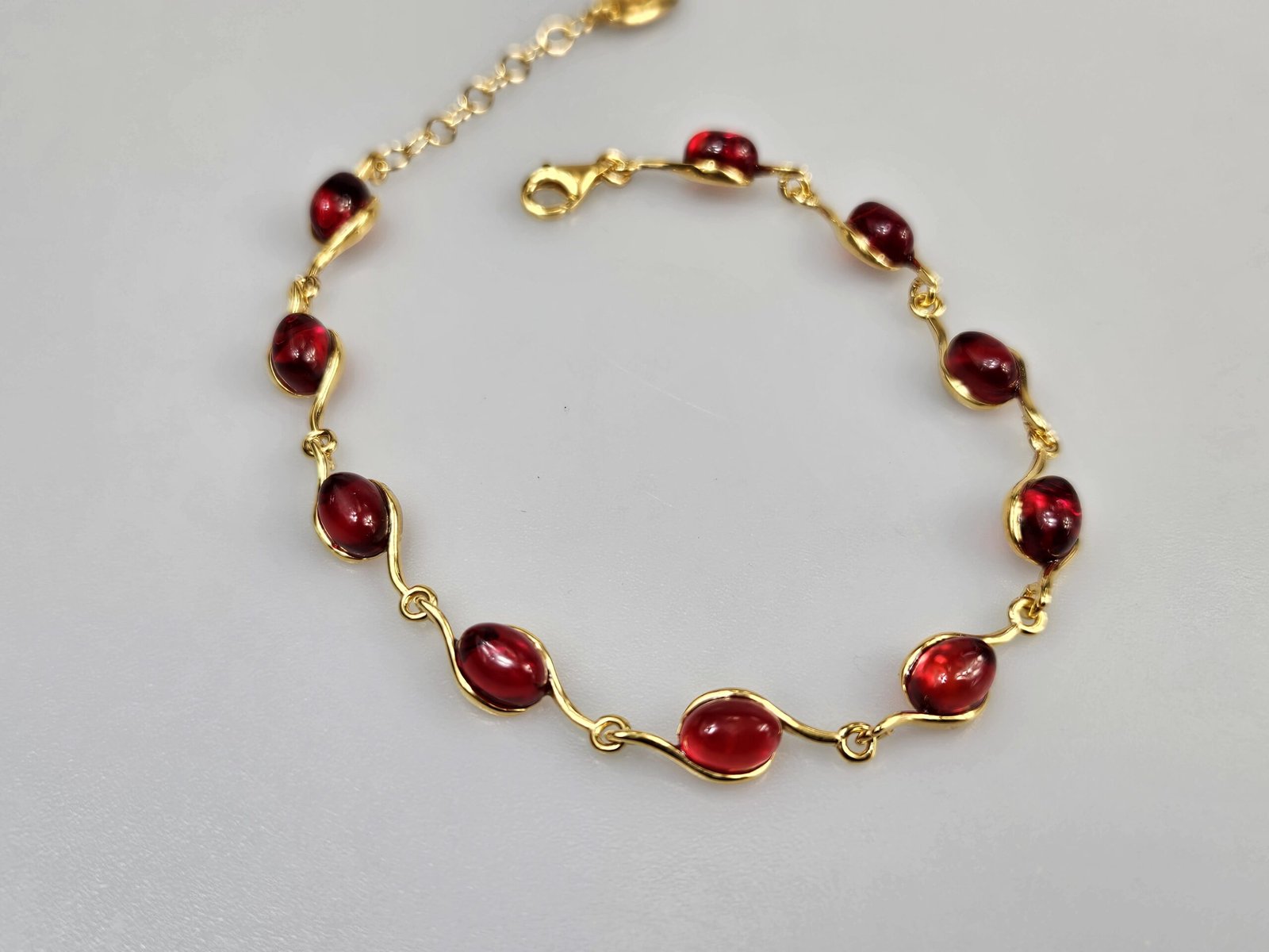 Raudono gintaro apyrankė, auksas ir gintaras