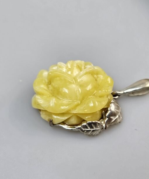 Sidabrinė balto gintaro rožė pakabukas su gintaru