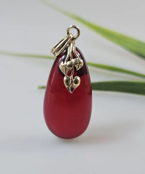 Raudono gintaro pakabukas su auksu raudonas gintaras