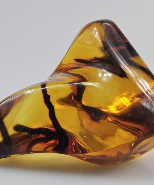 Gintaro grynuolis gintaras gintaro akmuo. Unikalus gamtos kūrinys. Uniklai dovana ir suvenyras vyrui ar bosui ar broliui. Tiks kaip namų ar ofiso dekoro elementas. Svoris 67,10 gr dydis 7x5x5.5 cm