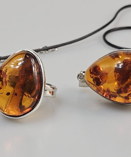 Gintarinis pakabus ir žiedas.