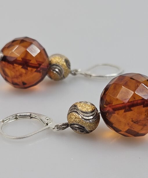 Apvalūs facetuoti gintaro auskarai