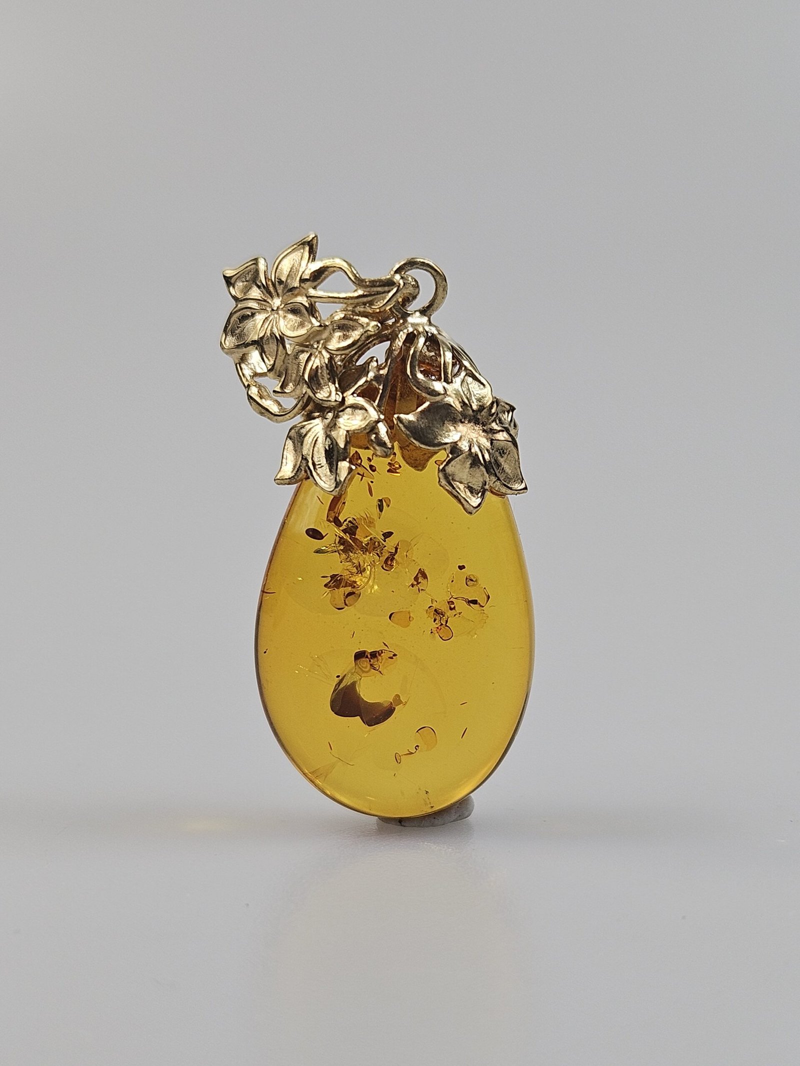 gintarinis pakabukas su auksu