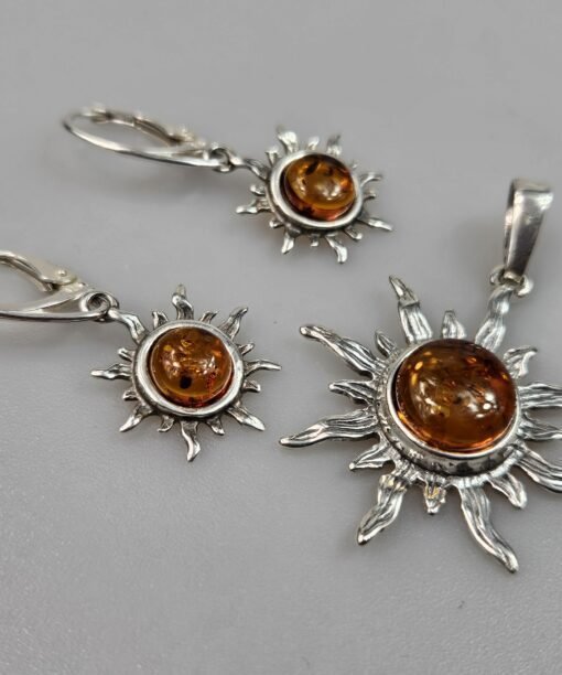 Gintariniai auskarai ir gintarinis pakabukas Saulytės