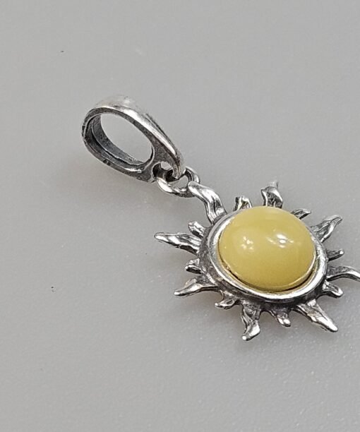 Baltas Baltijos gintaro pakabukas „Saulė“ su 925 sidabru Mažas pieno spalvos gintaras