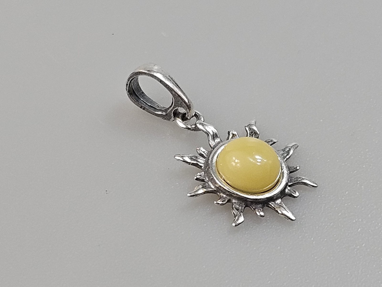 Baltas Baltijos gintaro pakabukas „Saulė“ su 925 sidabru Mažas pieno spalvos gintaras