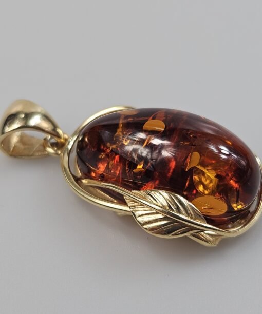 Gintarinis pakabukas su auksu