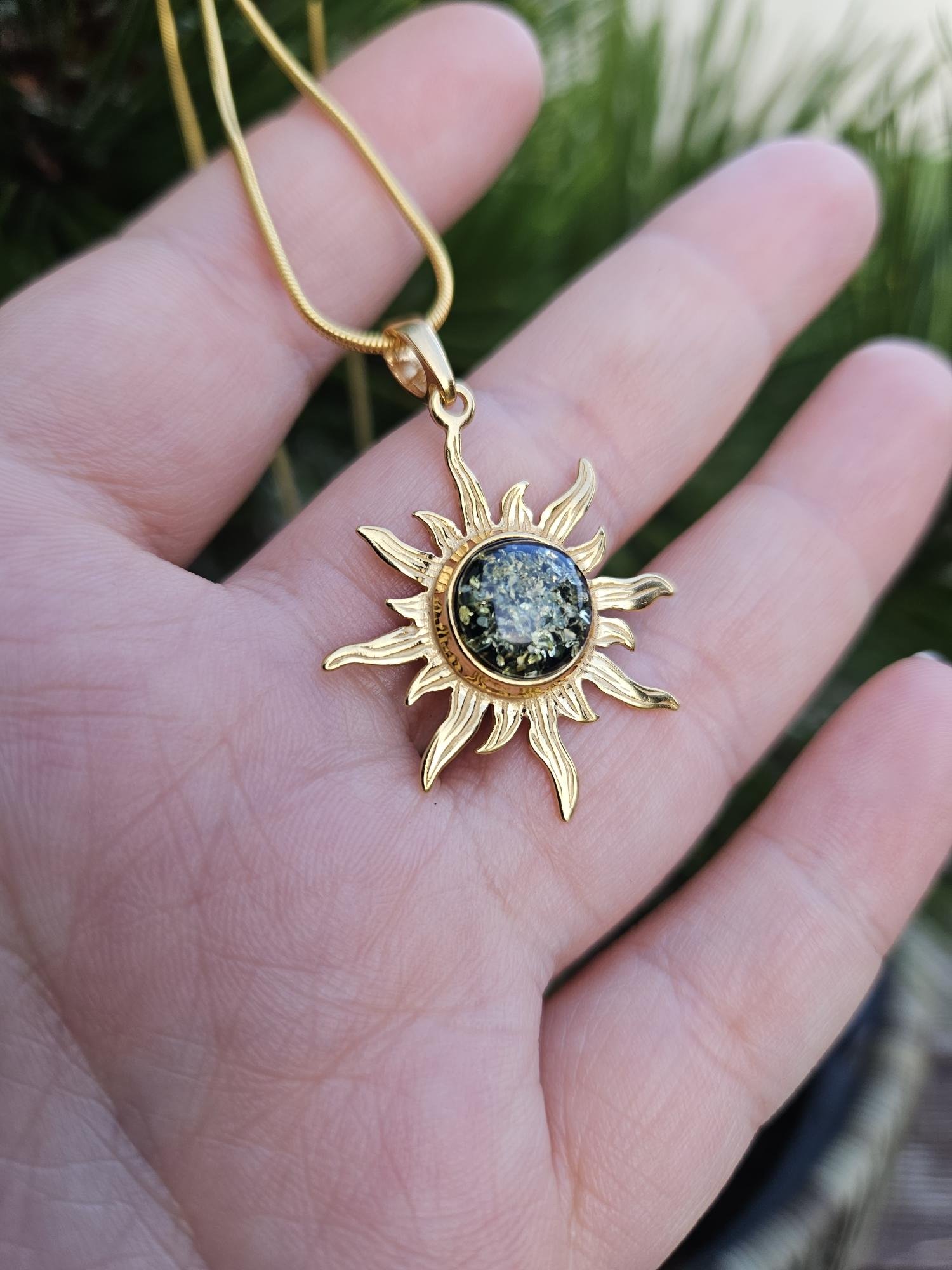 Žalio gintaro pakabukas su sauksu Saulytė